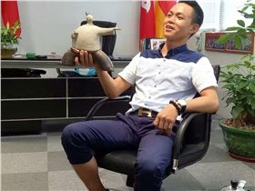 正能量科技領導人作現(xiàn)場介紹 正能量科技領導人作現(xiàn)場介紹