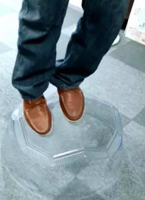 客戶(hù)在我司展廳做導(dǎo)光管采光系統(tǒng)采光罩承重體驗(yàn) 客戶(hù)在我司展廳做導(dǎo)光管采光系統(tǒng)采光罩承重體驗(yàn)